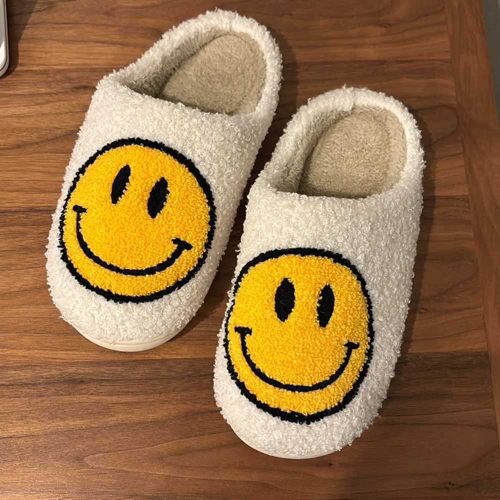 Smiley Face slippers, sz 8.5-9